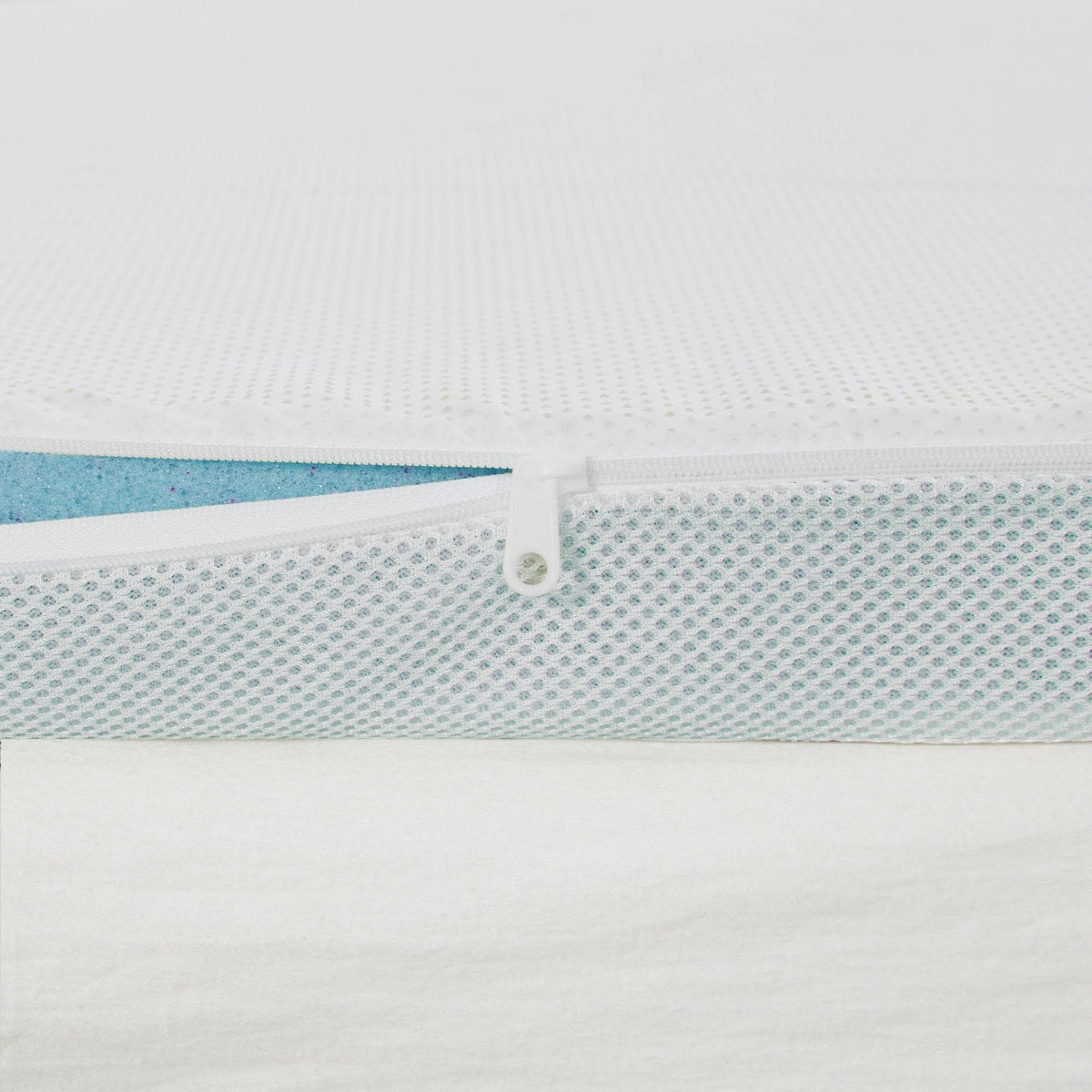 King Size Gel Memory Foam Mattress Topper with Cooling Cover W597812