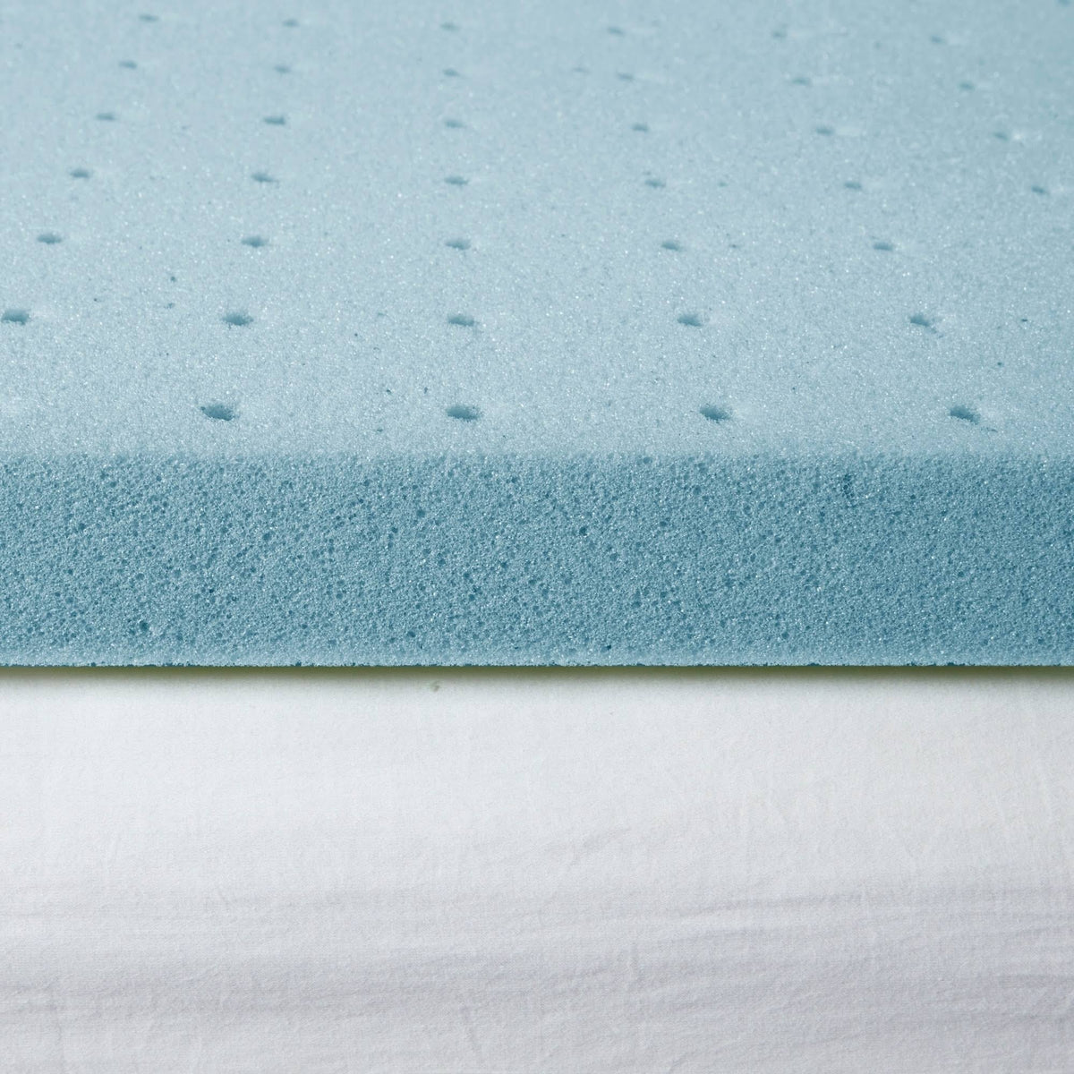 King Size Gel Memory Foam Mattress Topper with Cooling Cover W597812