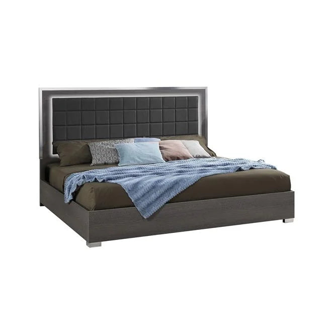 Queen Size Bed X839817