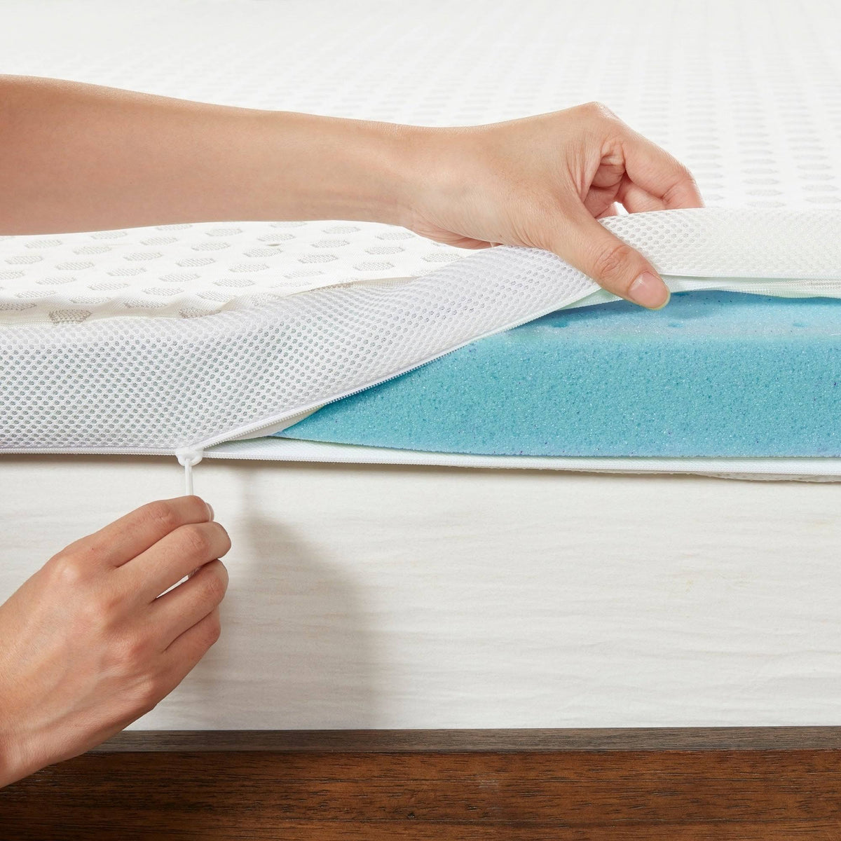 King Size Gel Memory Foam Mattress Topper with Cooling Cover W597812